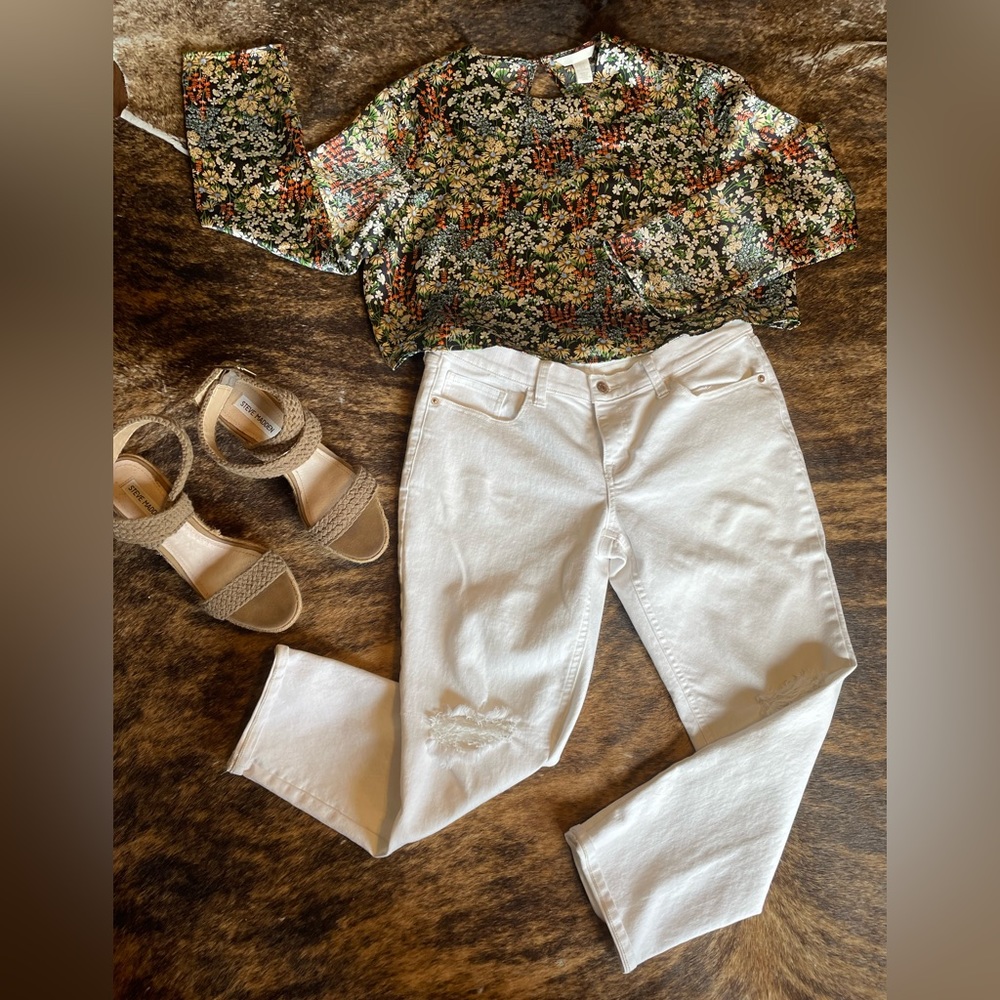 LIKE NEW DEX jeans size US 28, distressed, 28” inseam, stretchy, worn only once